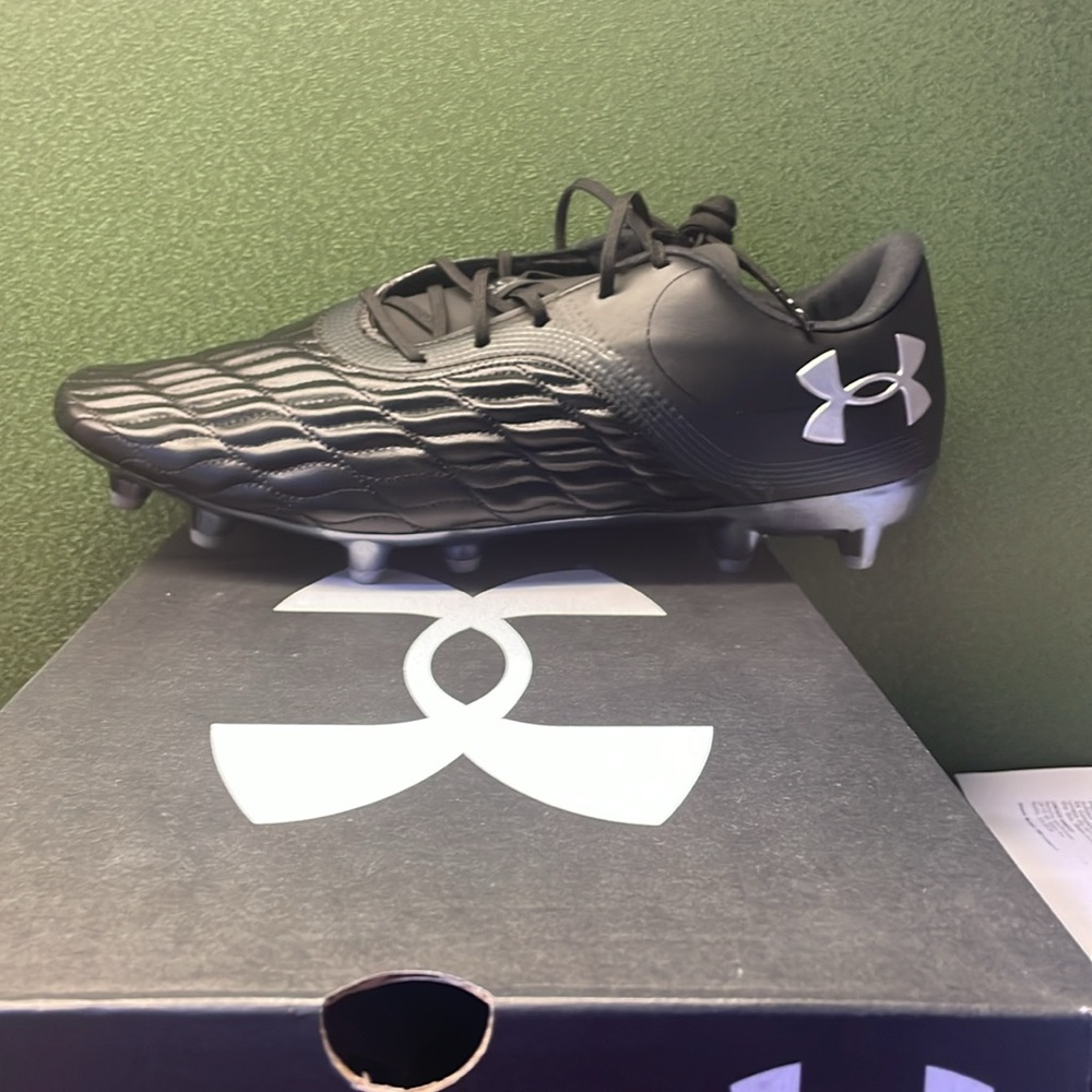 Under armour size 11 in men’s and 12.5 in women’s. New and never worn